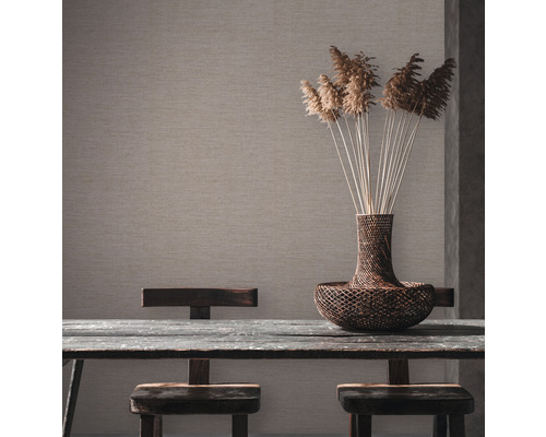 Scène avec papier peint mural, table en bois, chaises et vase décoratif avec des plantes.