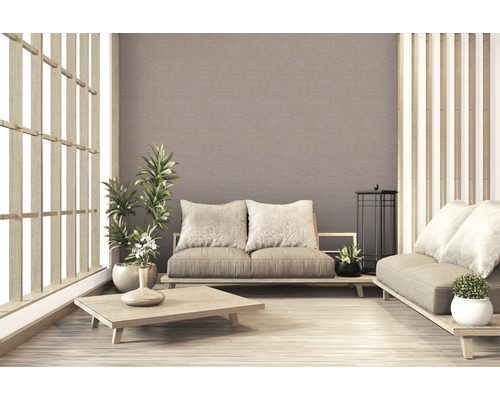 Salon lumineux de style japonais avec meubles en bois, canapés et plantes