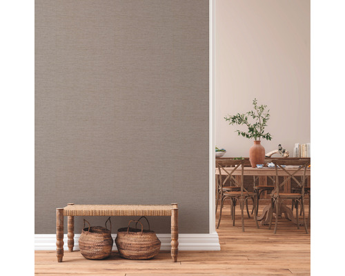 Intérieur avec papier peint uni, banc et parquet