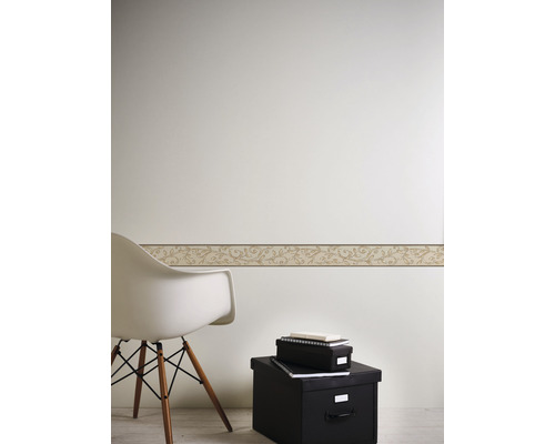 Wand mit Bordüre, Stuhl und Aufbewahrungsboxen