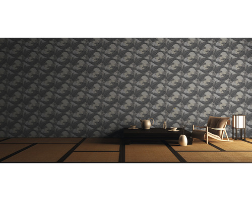 Pièce à vivre avec papier peint à motifs, table, chaise et lampe