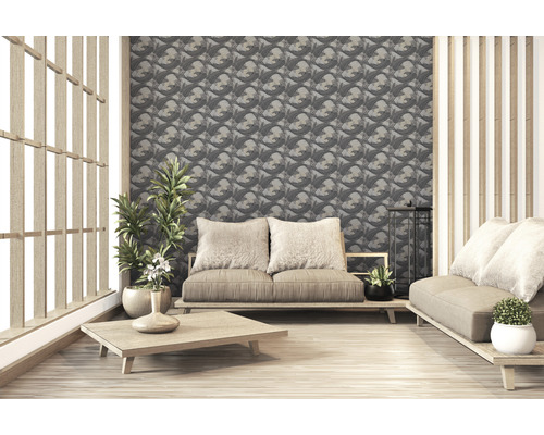 Salon avec papier peint à motifs, canapé et éléments en bois.