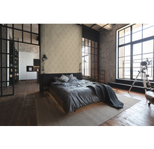 Chambre de style loft avec lit, papier peint et grandes fenêtres