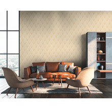 Salon avec papier peint à motifs, canapé et fauteuils