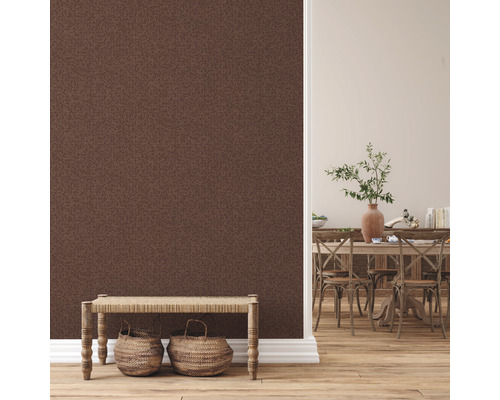 Espace de vie avec papier peint à motifs, banc en bois et table à manger