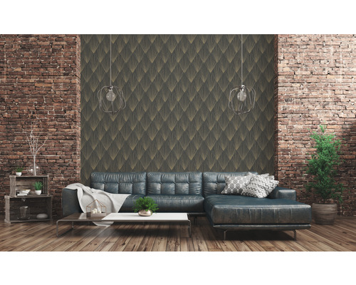 Salon avec papier peint à motifs, canapé d''angle et mur de briques