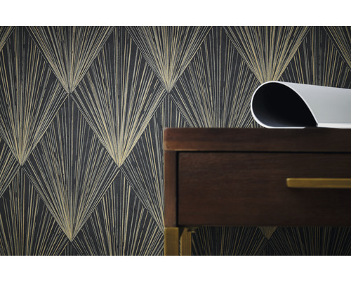 Papier peint avec motif géométrique et commode