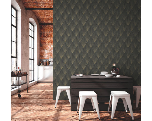 Vue d''ensemble d''une pièce avec papier peint à motifs, table à manger et tabourets