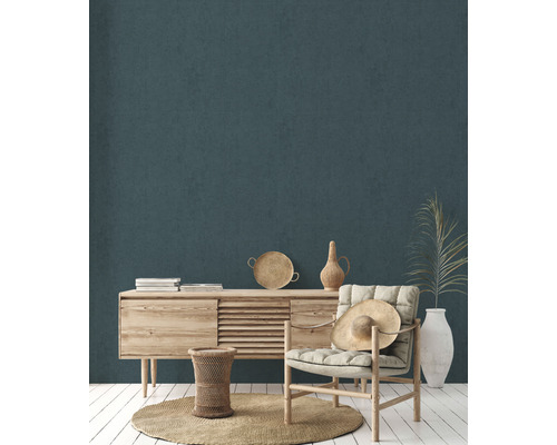 Wohnzimmer mit Holzkommode, Sessel, Beistelltisch und Dekoration