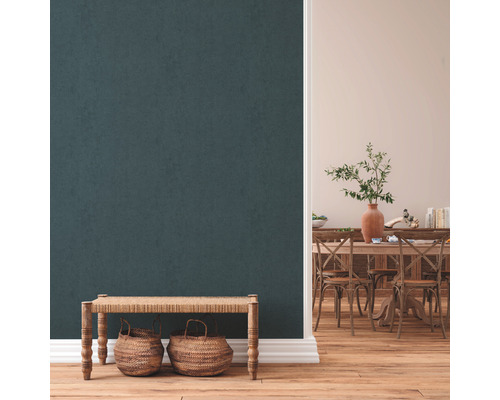 Wohnraum mit Sitzbank, Körben und Esstisch