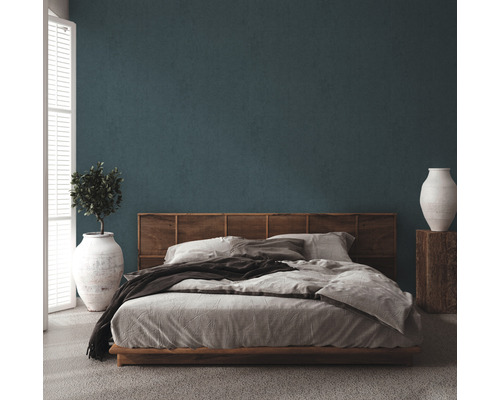 Schlafzimmer mit Bett, Nachttisch und Dekorationen