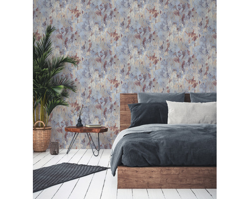 Schlafzimmer mit Bett, Pflanze, Teppich und gemusterter Tapete