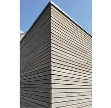 Gebäudeecke mit horizontaler Holzfassade