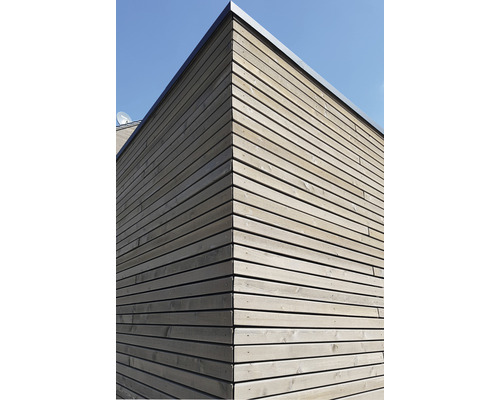 Gebäudeecke mit horizontaler Holzfassade
