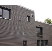 Gebäude mit horizontaler Holzfassade, Fenstern und Türen