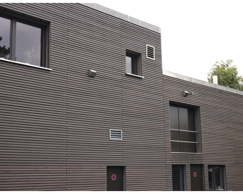 Gebäude mit horizontaler Holzfassade, Fenstern und Türen