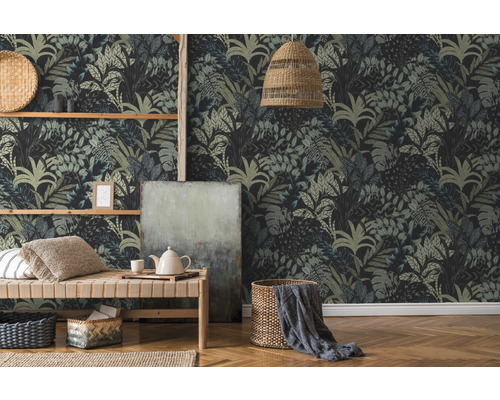 Wohnzimmer mit Dschungeltapete, Holzregal und Korbmöbeln für eine natürliche Atmosphäre.