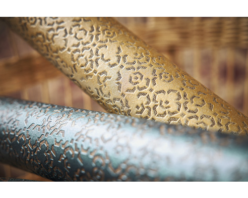 Nahaufnahme von zwei strukturierten Rohren mit Sternmuster