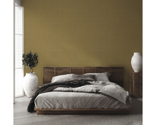 Schlafzimmer mit Bett, Holzkopfende, Pflanze in Vase und Dekorationsvase