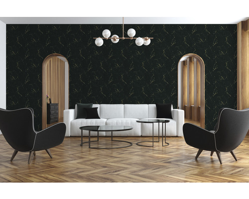 Wohnzimmer mit schwarzer Marmortapete und weißen Möbeln