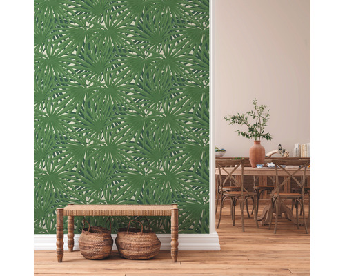 Esszimmer mit grüner Palmenblatt-Tapete, Holzboden und rustikalem Esstisch