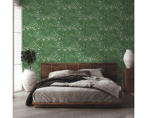 Schlafzimmer mit grüner Blättertapete, Bett und Dekoration