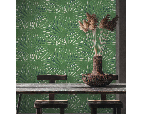 Wohnraum mit grüner Palmenblatt-Tapete, Holztisch und Dekoration