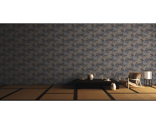 Wohnzimmer mit gemusterter Tapete, niedrigem Tisch und Sessel