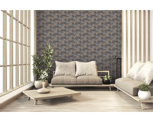 Wohnzimmer im japanischen Stil mit Sofas, Holztisch und gemusterter Tapete