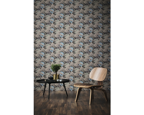 Dekorativer Raum mit gemusterter Tapete, Tisch und Stuhl.