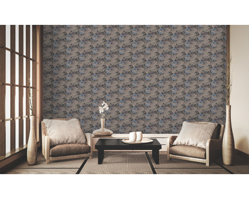 Gestalteter Raum mit gemusterter Tapete, Sesseln und Tisch