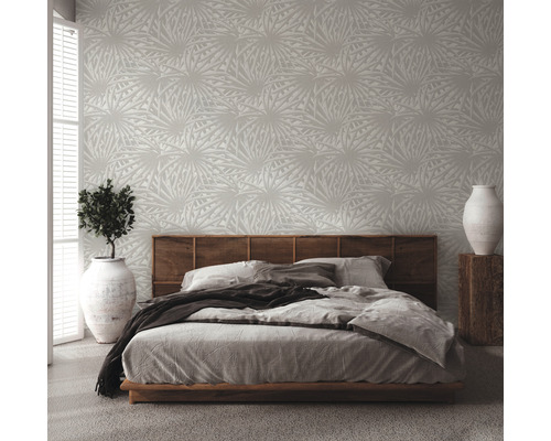 Chambre avec papier peint à motifs, lit et plante d''intérieur