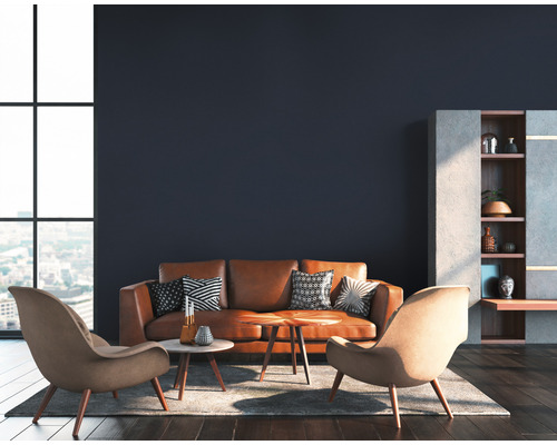 Salon avec canapé en cuir marron, deux fauteuils et une étagère