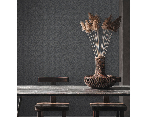 Scène avec papier peint à motifs, table en bois, chaises et un vase avec décoration