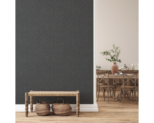 Scène avec papier peint à motifs, banc et table à manger