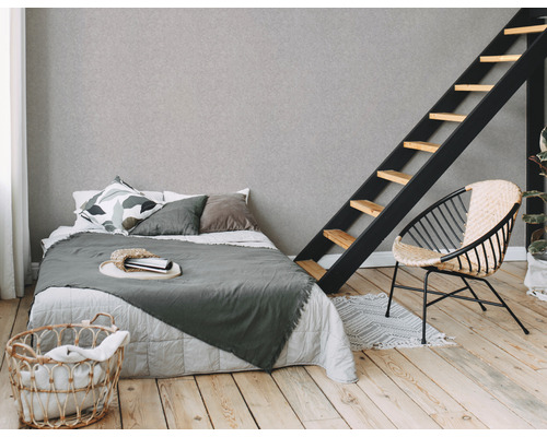 Helles Schlafzimmer mit Bett, Leiter, Korb und Stuhl auf Holzboden