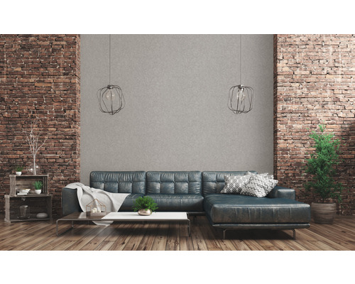 Wohnzimmer mit Backsteinwand, Sofa, Tisch und Dekoration