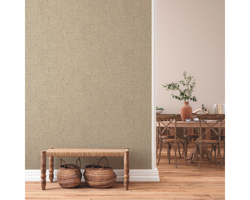 Helle, strukturierte Tapete in einem Esszimmer mit Holzboden und Holzbänken