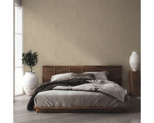 Schlafzimmer mit Bett, Holzkopfende und beiger Tapete