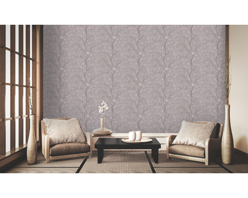 Vue d''une pièce avec papier peint à motif floral, fauteuils, table et décoration