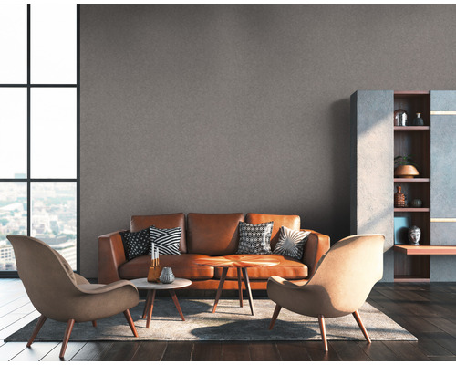 Wohnzimmer mit Sofa, Sesseln und Regalen