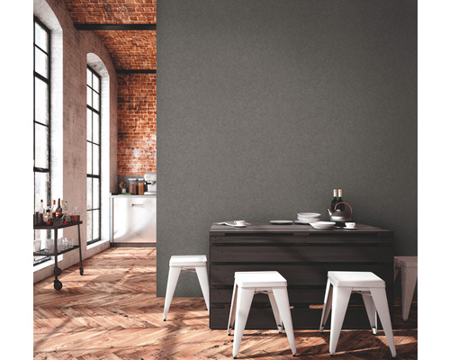 Innenraum mit Esstisch, Hockern und Ziegelwand