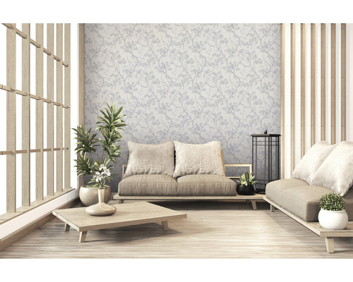 Wohnzimmer mit gemusterter Tapete, Holzmöbeln und Zimmerpflanzen für eine helle Atmosphäre.