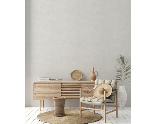 Pièce lumineuse avec commode en bois, chaise avec chapeau, tapis rond et décorations pour une ambiance chaleureuse