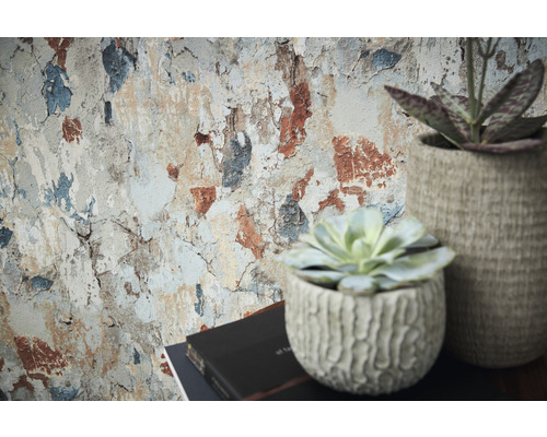 Tapete mit Backsteinmuster neben Topfpflanzen und Büchern