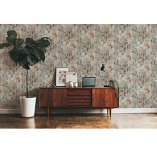 Mur décoratif avec papier peint imitation pierre, assorti à une commode en bois et une plante d''intérieur.