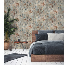 Chambre à coucher avec papier peint à motifs, lit et table d''appoint