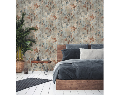 Schlafzimmer mit gemusterter Tapete, Bett und Beistelltisch