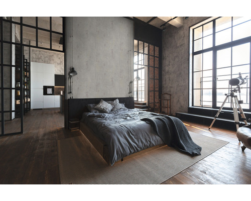 Schlafzimmer im Loft-Stil mit Bett, Teppich und großen Fenstern