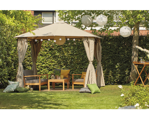 Gartenszene mit Pavillon, Gartenmöbeln und Dekorationen auf einer Rasenfläche